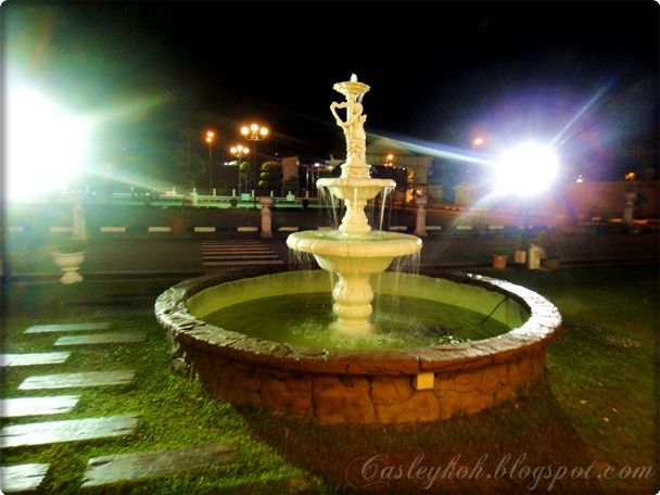 Fountain outside Loon Sing (Long Sing) Restaurant 隆盛佛跳墙酒家