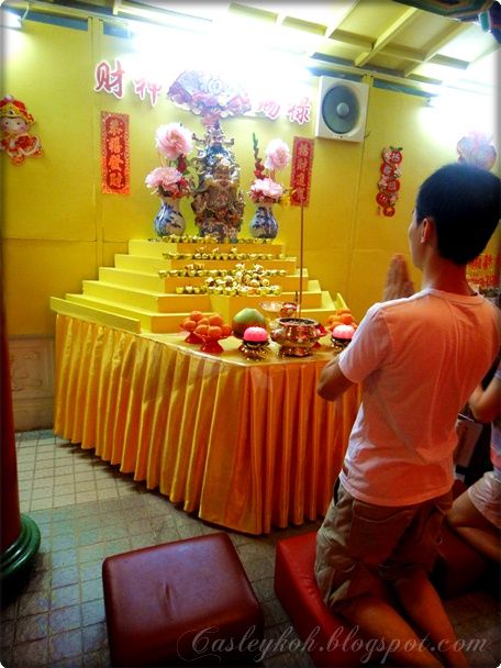 Praying at Thean Hou Temple
